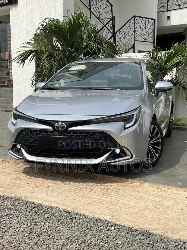Toyota Corolla Hybrid XLE 2024 Silver · Photo 1