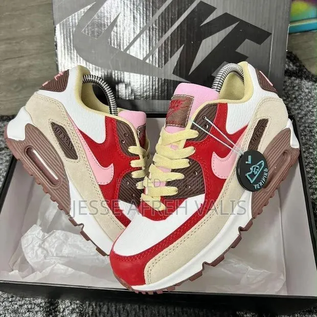 Very Neat Sneakers · Photo 1