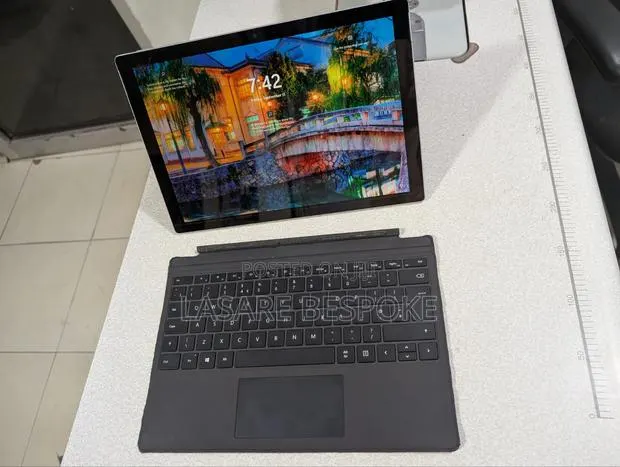 Laptop Microsoft Surface Pro 4GB Intel Core i5 SSD 128GB · Photo 1