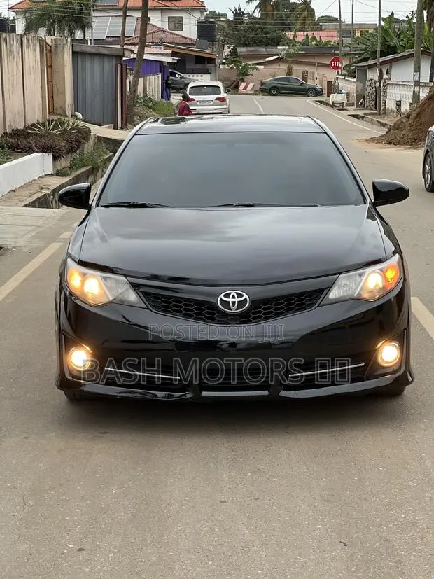 Toyota Camry SE 4dr Sedan (2.5L 4cyl 6A) 2014 Black ยท Photo 1