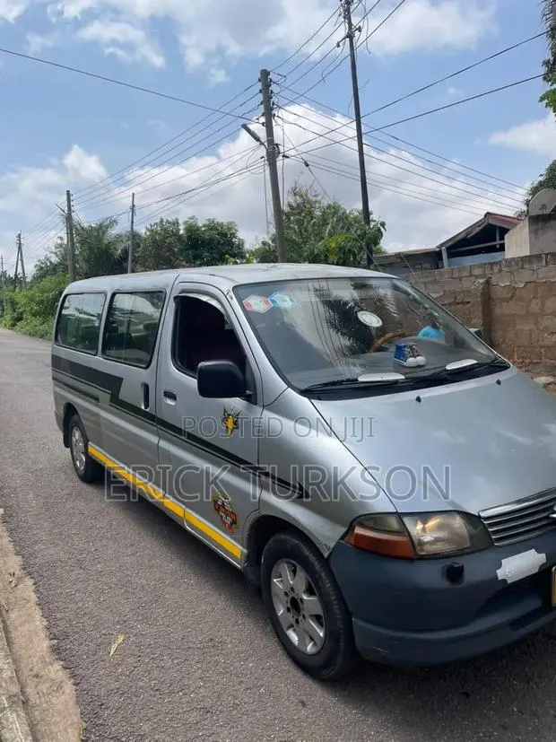 Toyota HiAce 2009 Silver · Photo 1