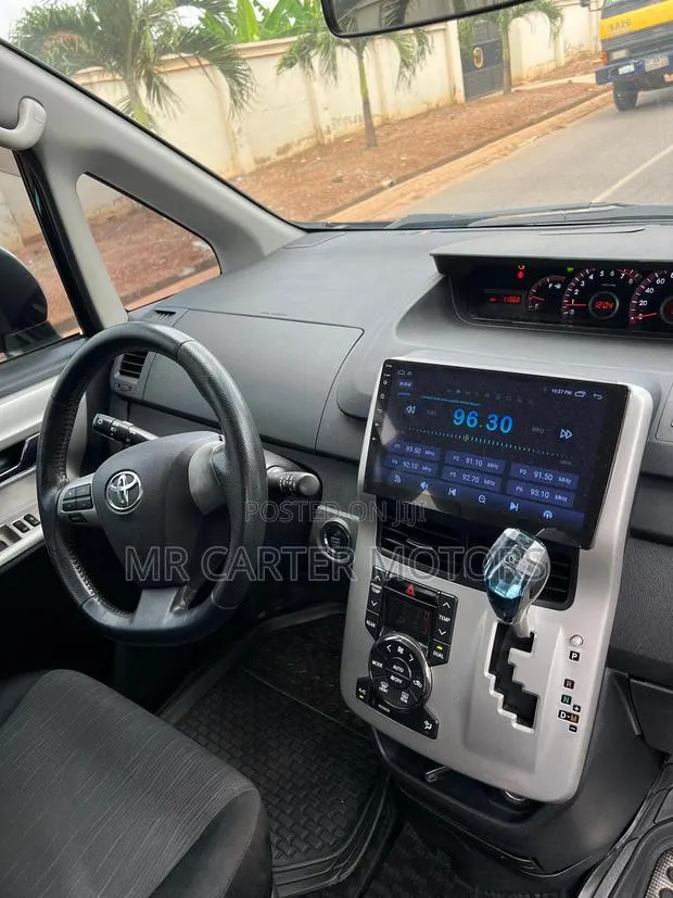 Toyota Voxy 2013 Black · Photo 1