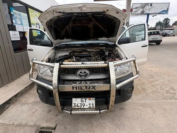 Toyota Hilux 2010 White · Photo 1