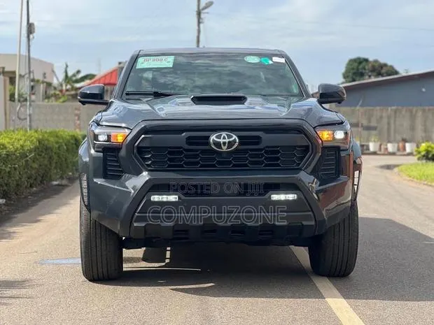 Toyota Tacoma TRD Sport Double Cab 4WD 6.1 ft. SB 2025 Gray · Photo 1
