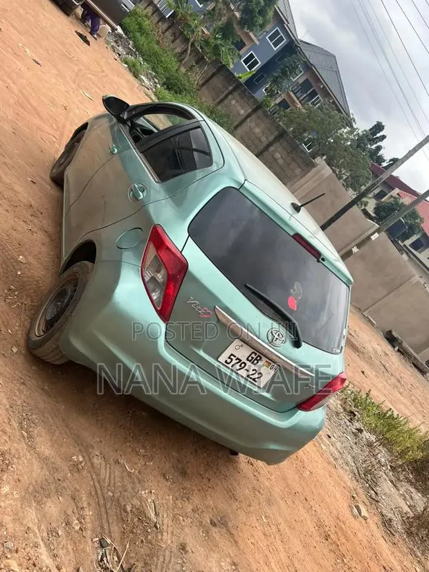 Toyota Vitz 2013 Green · Photo 1