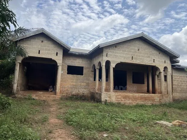 6bdrm House in Ejisu Dwinasi for sale · Photo 1