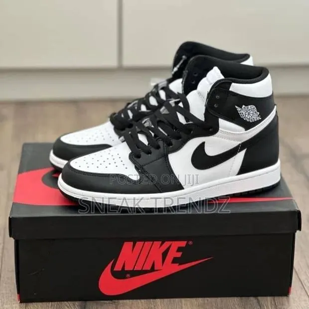 Air Jordan R1 Leather Black N White · Photo 1