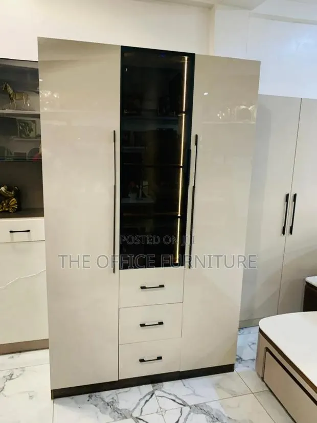 Modern 3-door Glass Wardrobe · Photo 1