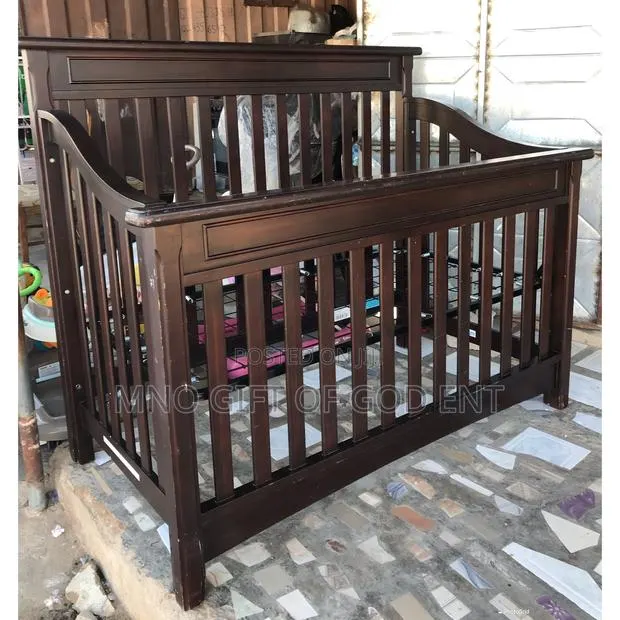 4-in-1 Convertible Crib · Photo 1