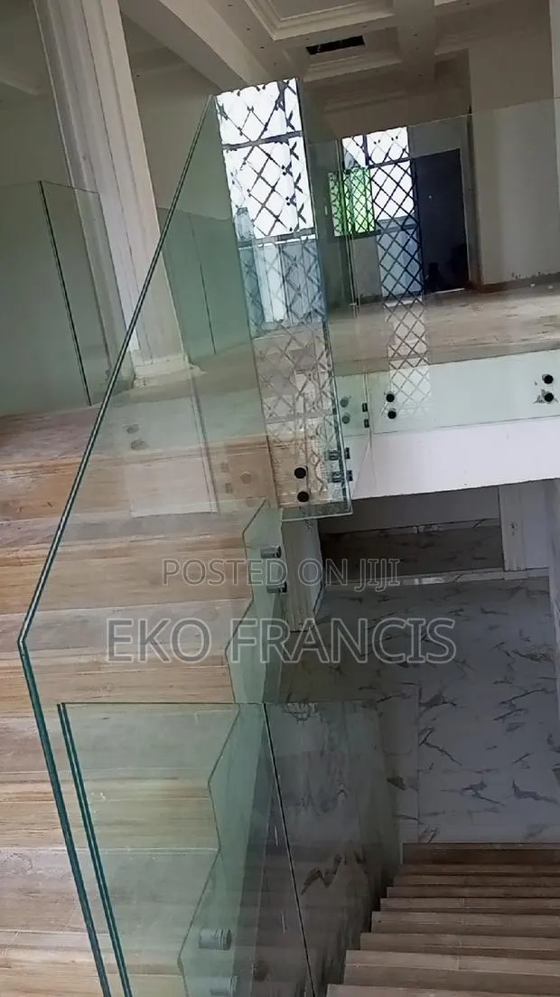 Staircase Glass · Photo 1