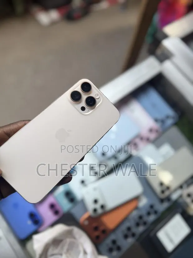 Apple iPhone 16 Pro Max 512 GB Gold · Photo 2