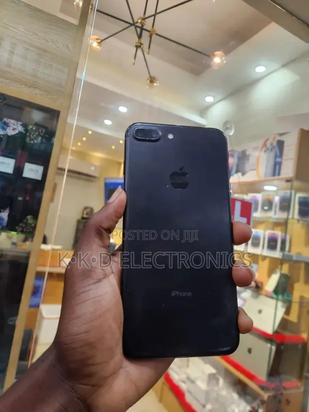 Apple iPhone 7 Plus 128 GB Black · Photo 1