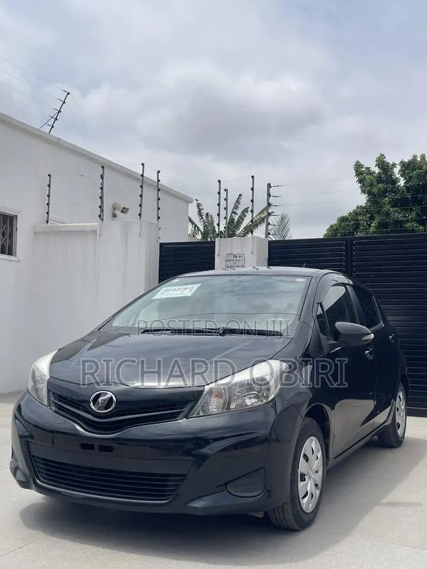 Toyota Vitz 1.3 AWD 5dr 2013 Black · Photo 1