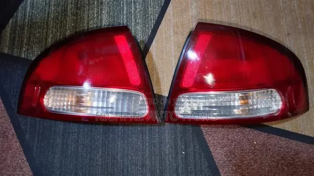 Nissan Sentra 2002-2004 Taillight · Photo 1