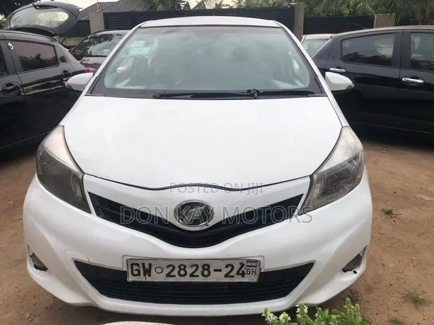 Toyota Vitz 2013 White · Photo 1