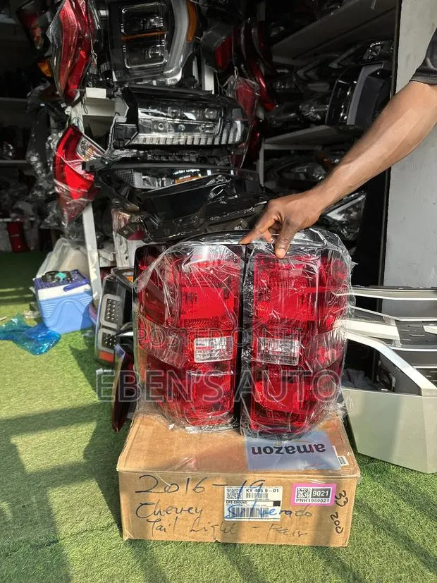 Chevrolet Silverado 2016-2020 Taillights · Photo 1