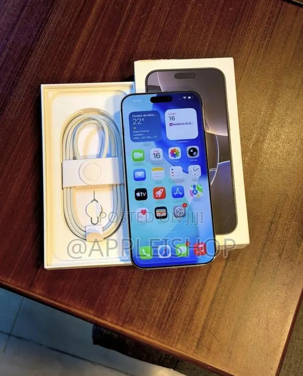 Apple iPhone 16 Pro Max 512 GB White · Photo 1