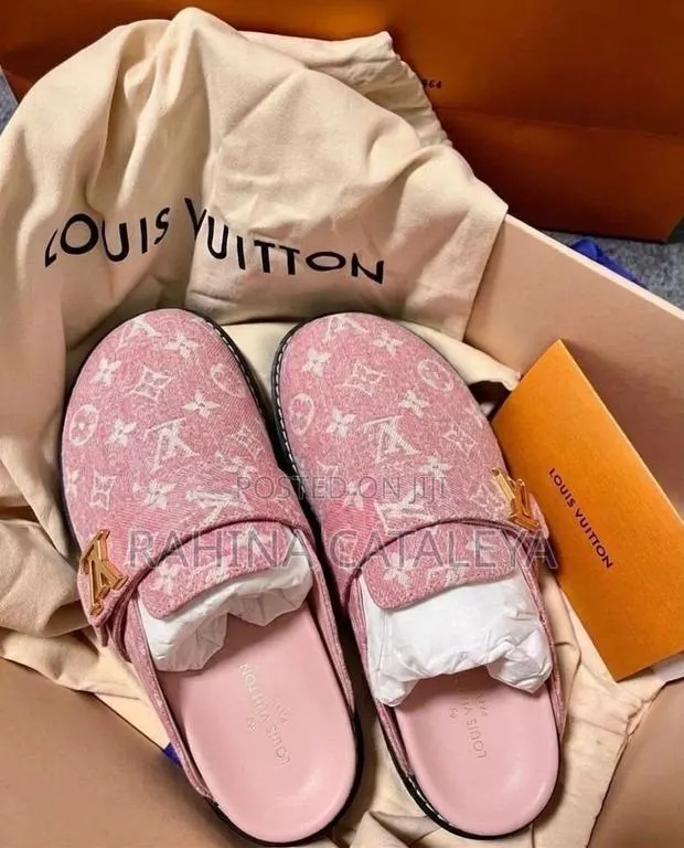 Ladies Luis Vuitton Slides · Photo 2