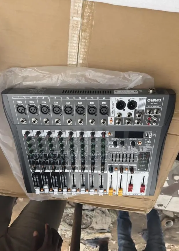 Yamaha MX-800 8 Channels Analog Mixer · Photo 1