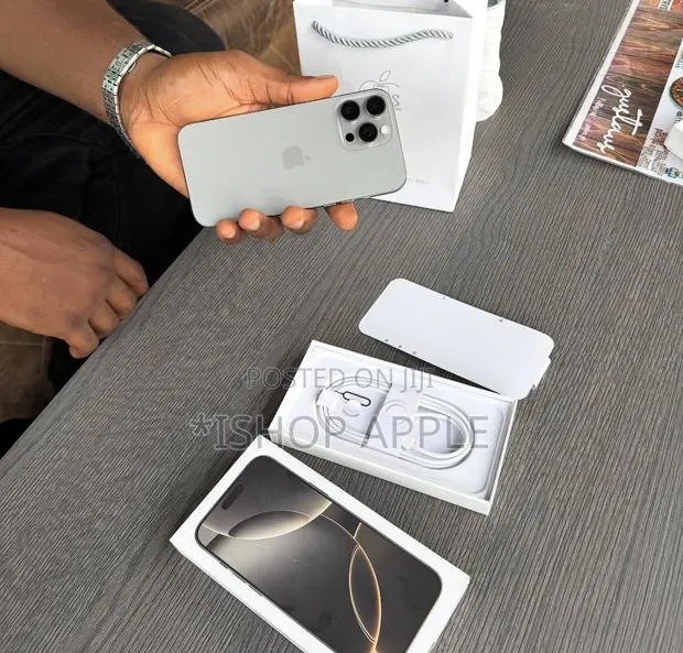 Apple iPhone 16 Pro 256 GB Silver · Photo 1