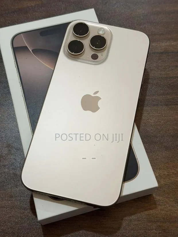 Apple iPhone 16 Pro Max 256 GB Gold · Photo 1