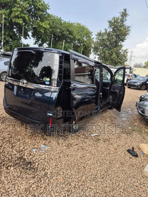 Toyota Voxy 2015 · Photo 1