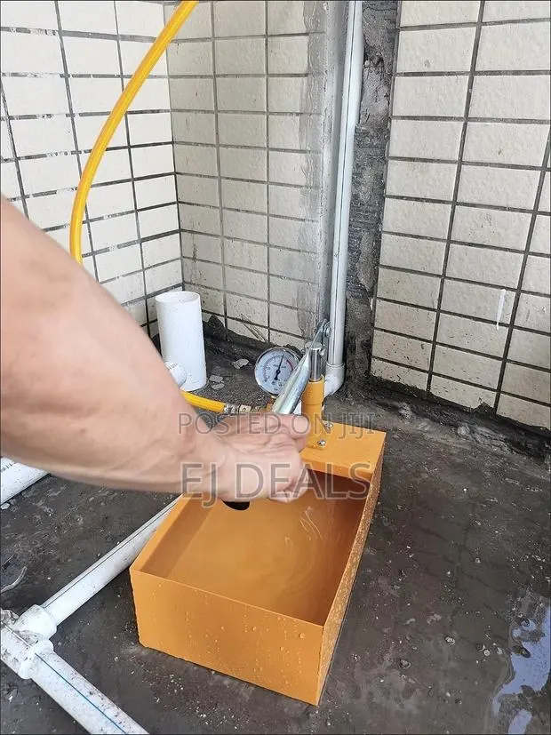 Manual Hydraulic Water Pressure Test Pump 6 Liters · Photo 1