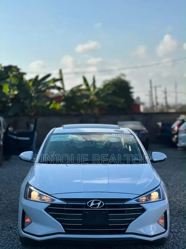 Hyundai Elantra SEL 2019 White · Photo 1