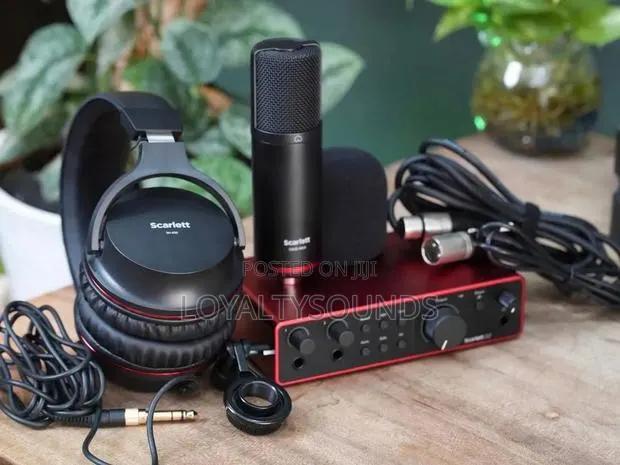 Focusrite Scarlett 2i2 4th Generation Studio Bundle · Photo 1