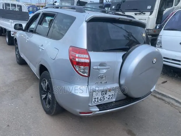 Toyota RAV4 2012 Silver · Photo 1