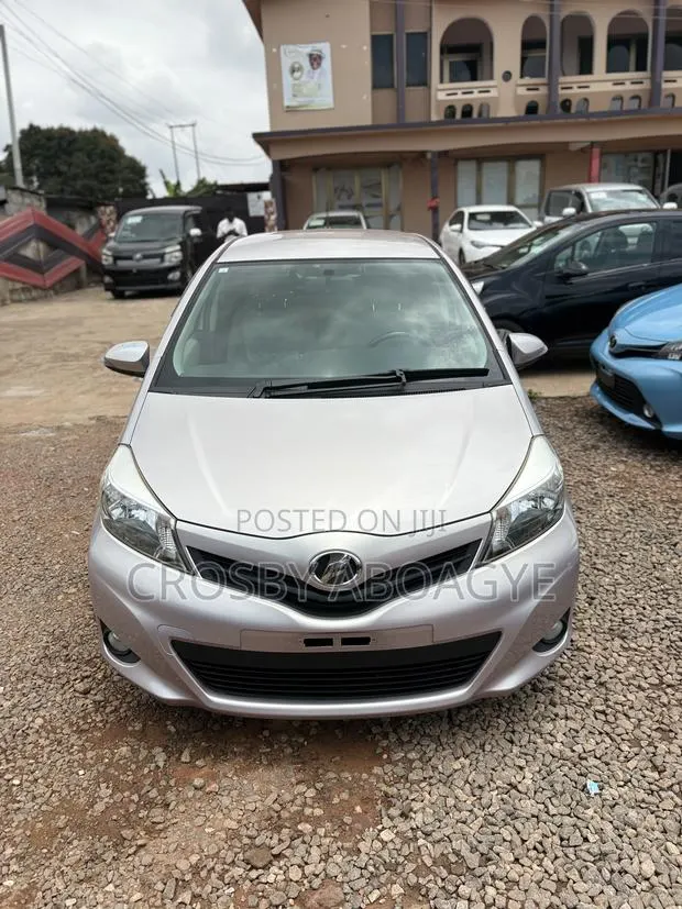 Toyota Vitz 1.3 FWD 5dr 2013 Silver · Photo 1