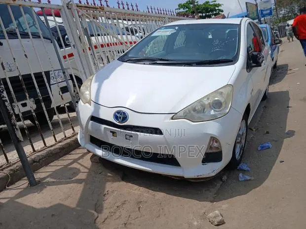 Toyota Aqua 2015 White · Photo 1