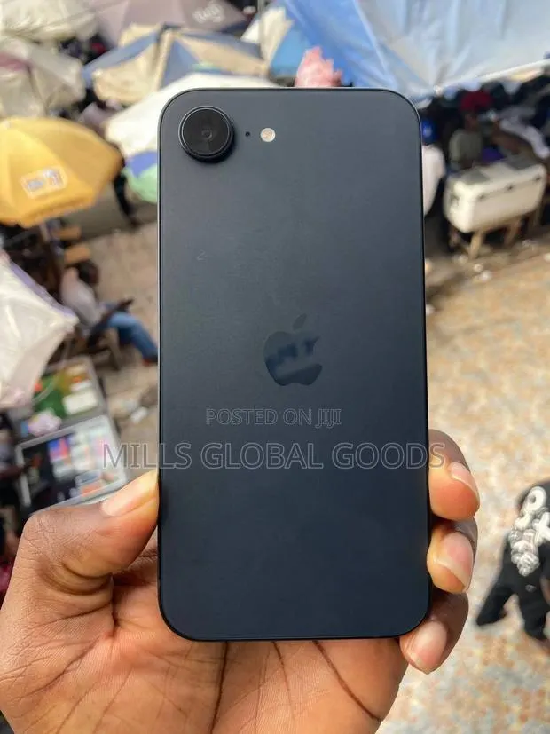 Apple iPhone 16e 128 GB Black · Photo 1