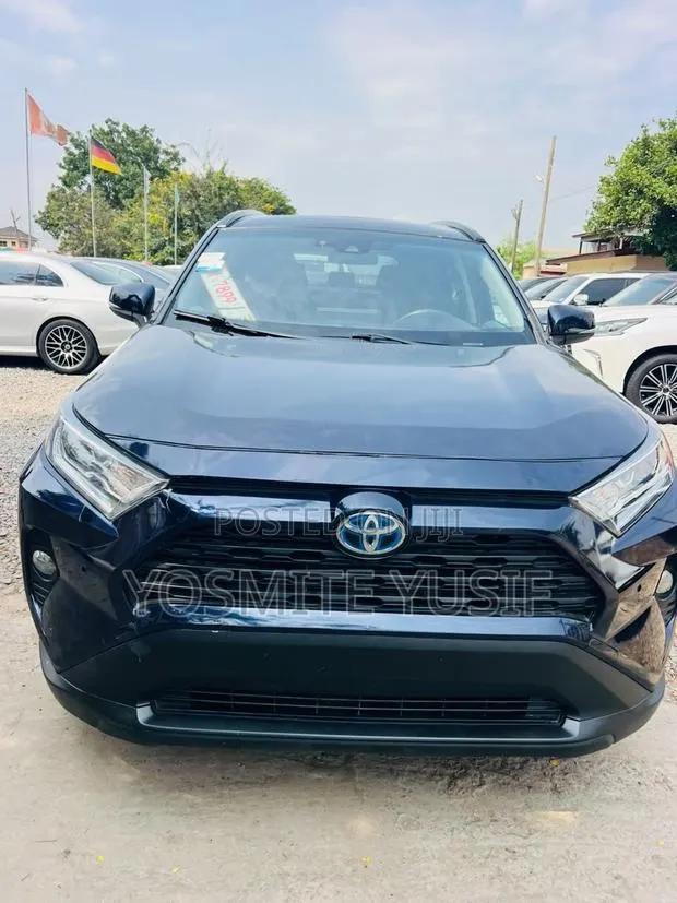 Toyota RAV4 XLE 2021 Blue · Photo 1