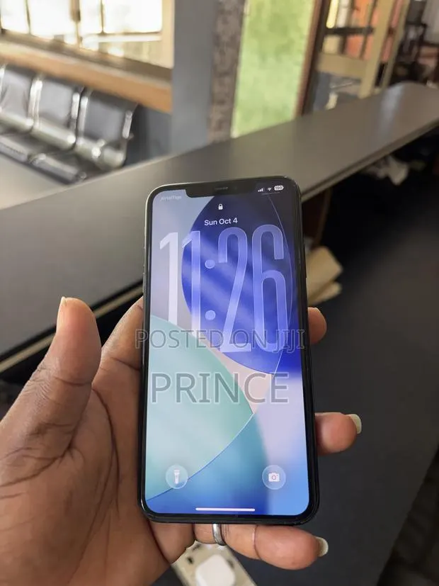 Apple iPhone 11 Pro Max 64 GB Gray · Photo 1