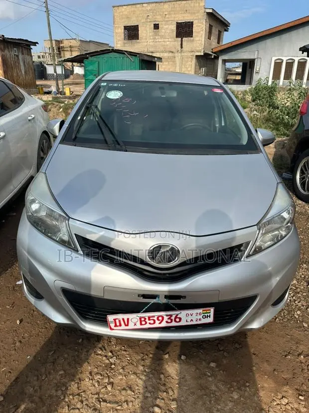 Toyota Vitz 2014 Silver · Photo 1