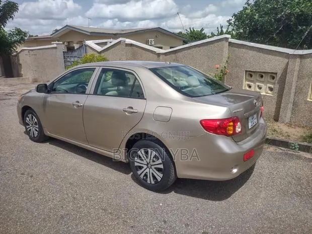 Toyota Corolla LE 4dr Sedan (1.8L 4cyl 4A) 2010 Gold · Photo 8