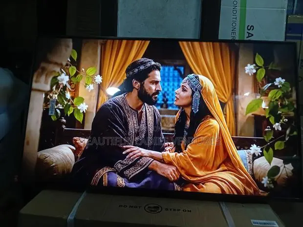 Stylish Samsung 43” Smart Tv for Every Living Room · Photo 1