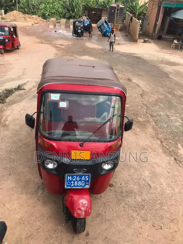 Bajaj RE 2025 Red · Photo 1