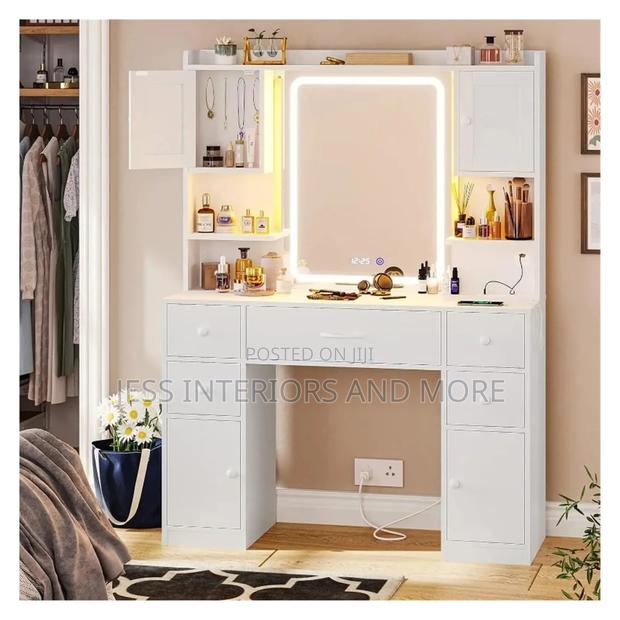 Makeup Vanity Table/Dresser · Photo 1