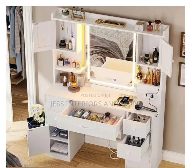 Makeup Vanity Table/Dresser · Photo 3
