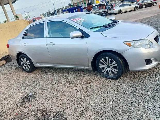 Toyota Corolla 2010 Silver · Photo 1