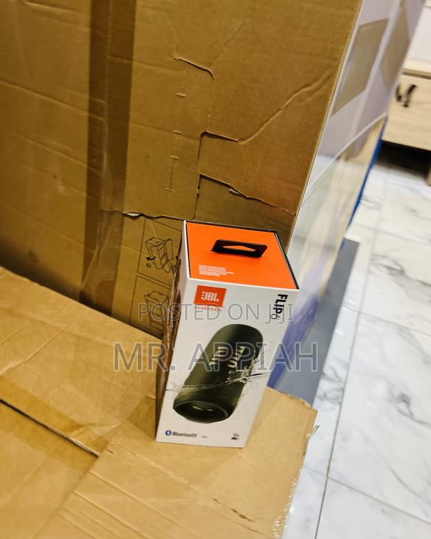 Powerful and Durable JBL Flip 6 Bluetooth Speaker(Green). · Photo 1
