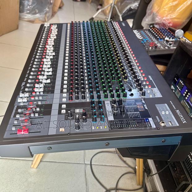 Yamaha Mgp32x Mixing Console · Photo 1