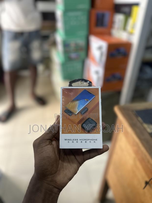 2in1 Wireless Microphone With Charging Case · Photo 2