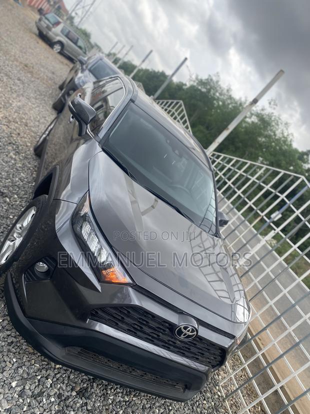 Toyota RAV4 XLE 2025 Gray · Photo 2