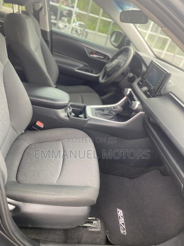 Toyota RAV4 XLE 2025 Gray · Photo 3