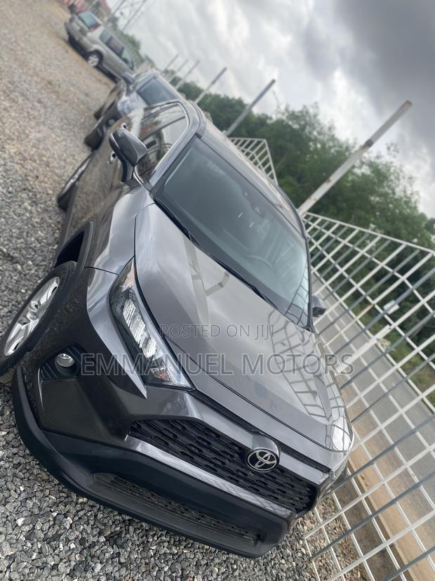 Toyota RAV4 XLE 2025 Gray · Photo 6