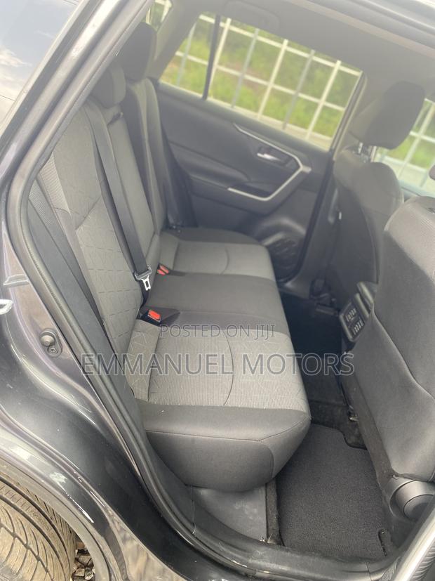 Toyota RAV4 XLE 2025 Gray · Photo 7