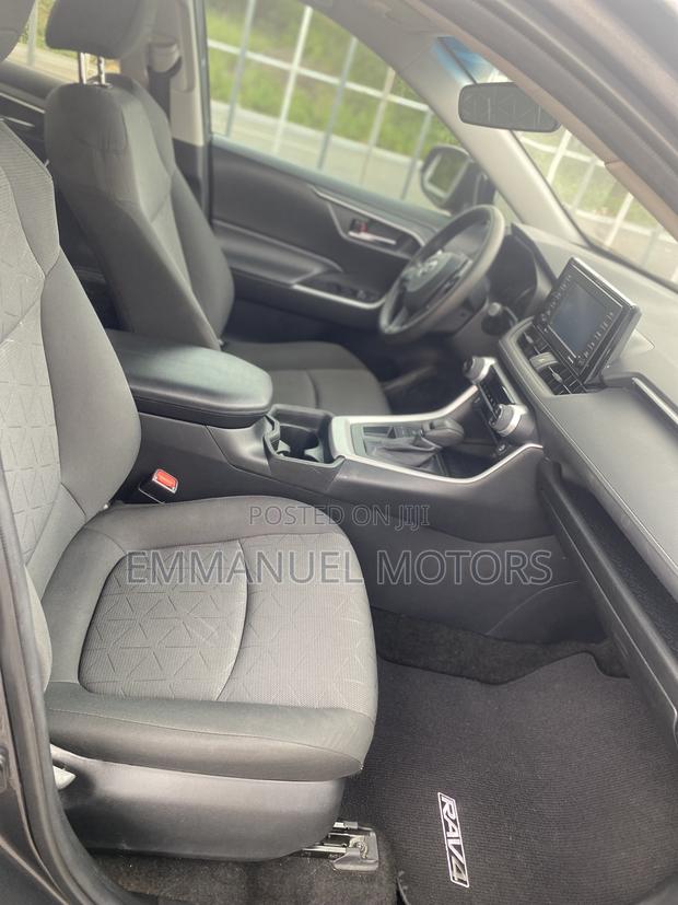 Toyota RAV4 XLE 2025 Gray · Photo 5
